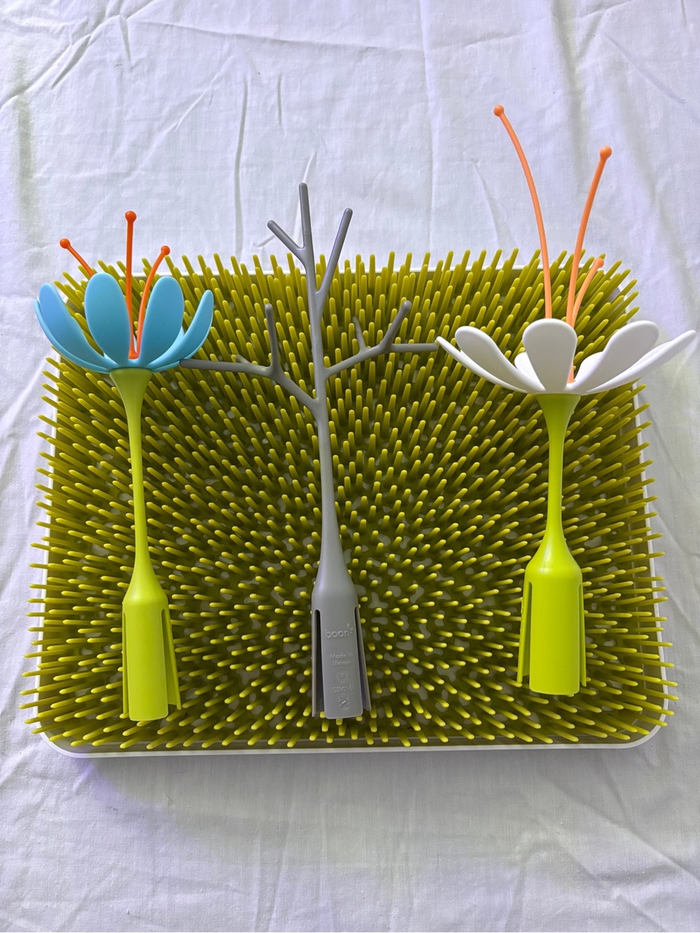 Green Grass-Style Bottle Drying Rack with Blue and White Flower Stems
